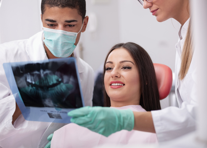 Le rôle de l'assistant(e) dentaire dans la photographie – L'Information  Dentaire